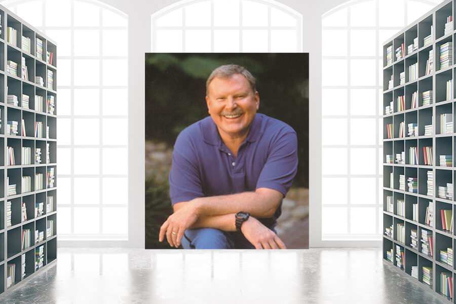 ピート・エゴスキュー氏が笑顔で説明している様子